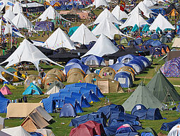 Festival mit vielen Zelten von oben